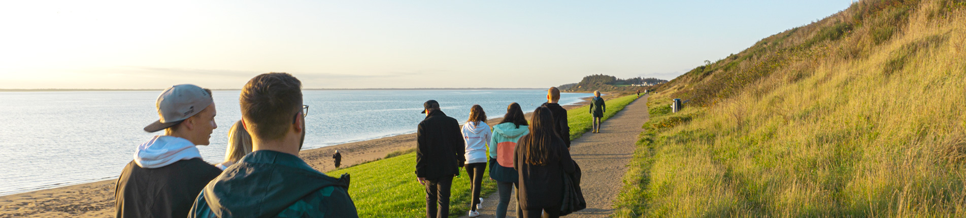 Gruppe am Strand von Dänemark